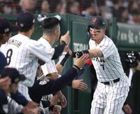 ８回に適時二塁打を放ち、ナインに迎えられる佐藤輝（撮影・伊藤笙子）