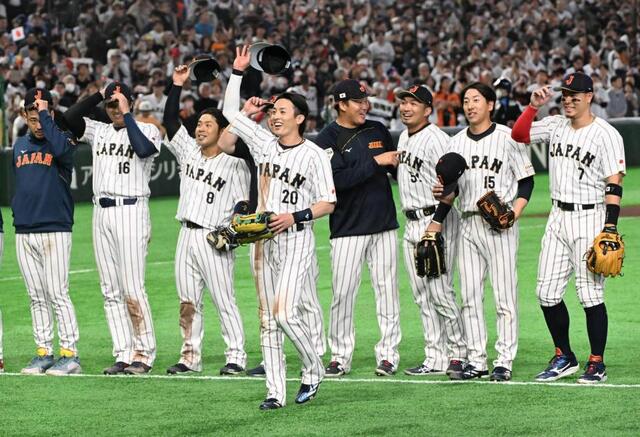 侍ジャパンに新たな勝利の儀式？鈴木誠也が代表者を全力拒否→村上に押