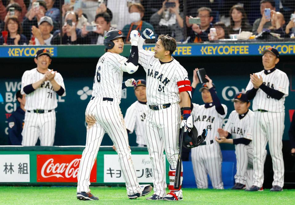 　鈴木（右）とタッチを交わす大谷