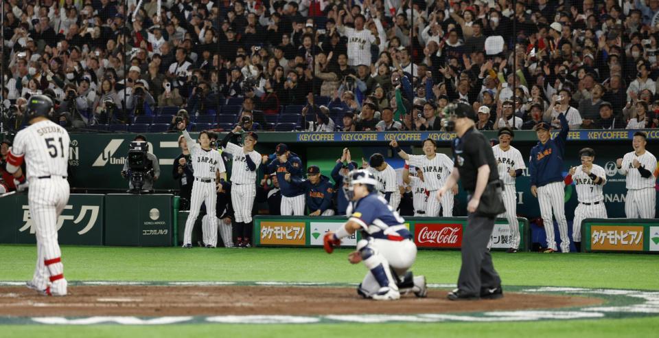 ７回、鈴木（左端）が押し出し四球を選び、喜ぶ日本ベンチ