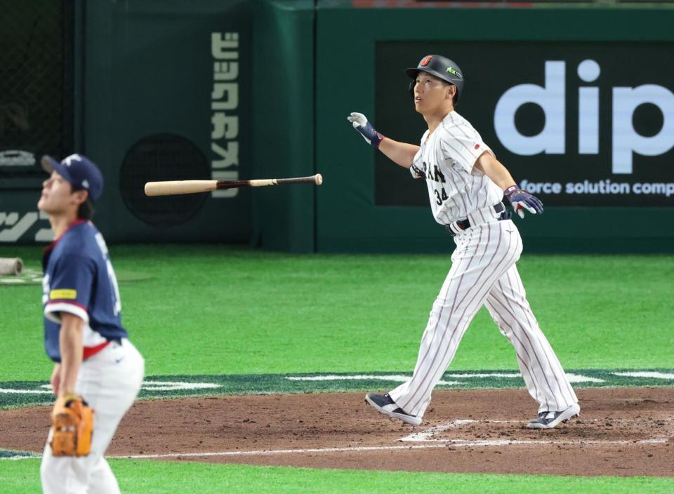 ３回、右越えソロを放つ吉田（撮影・金田祐二）