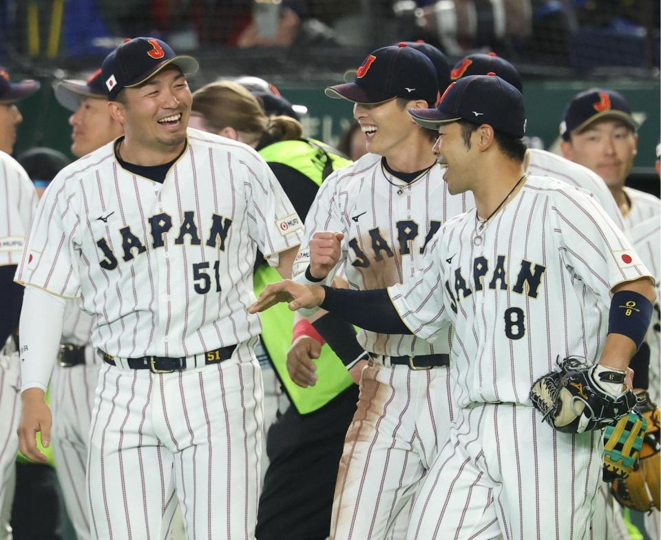 ７日の韓国戦に勝利し、笑顔を見せる（左から）鈴木、周東、近藤