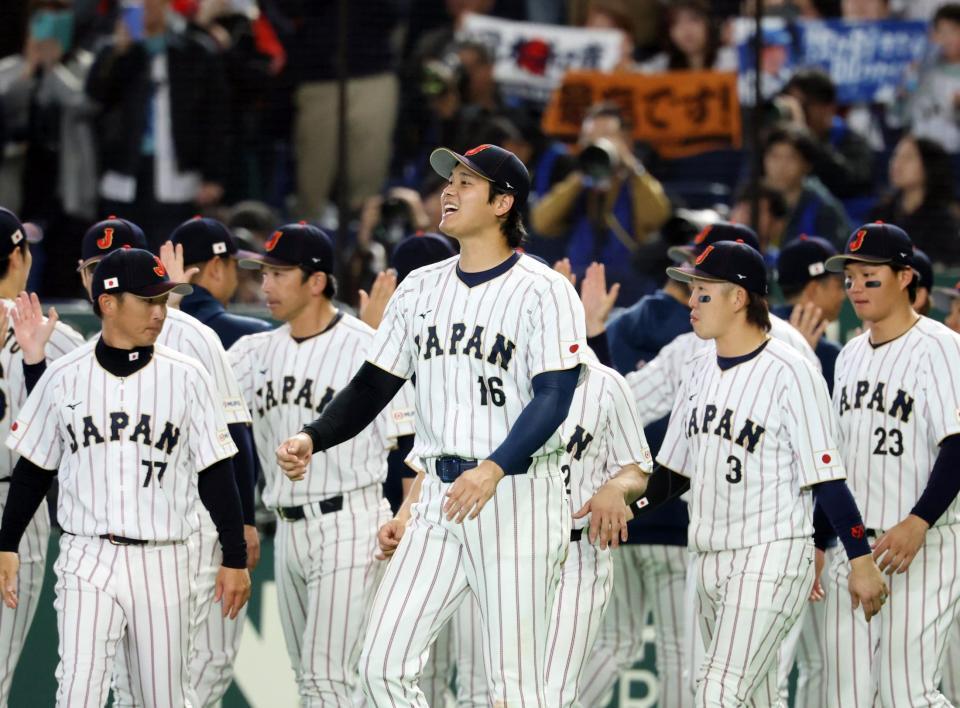７日の韓国戦に勝利し、笑顔を見せる大谷（中央）らナイン