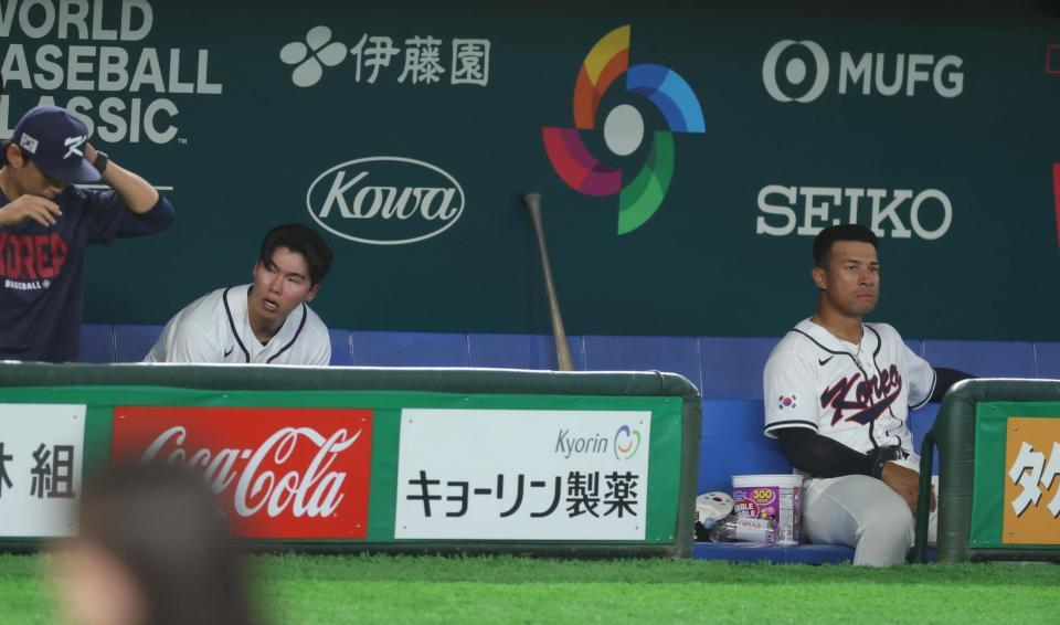 台湾に敗れ、ベンチでがっくりの金慧成とジャマイ・ジョーンズ（撮影・金田祐二）