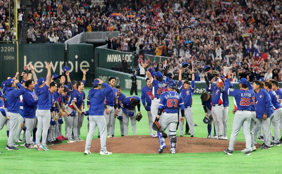 韓国を破り、マウンドに集まり喜ぶ台湾ナインら