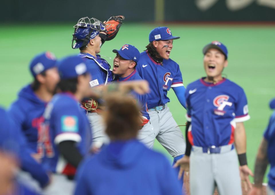 歓喜の台湾ナイン（撮影・金田祐二）