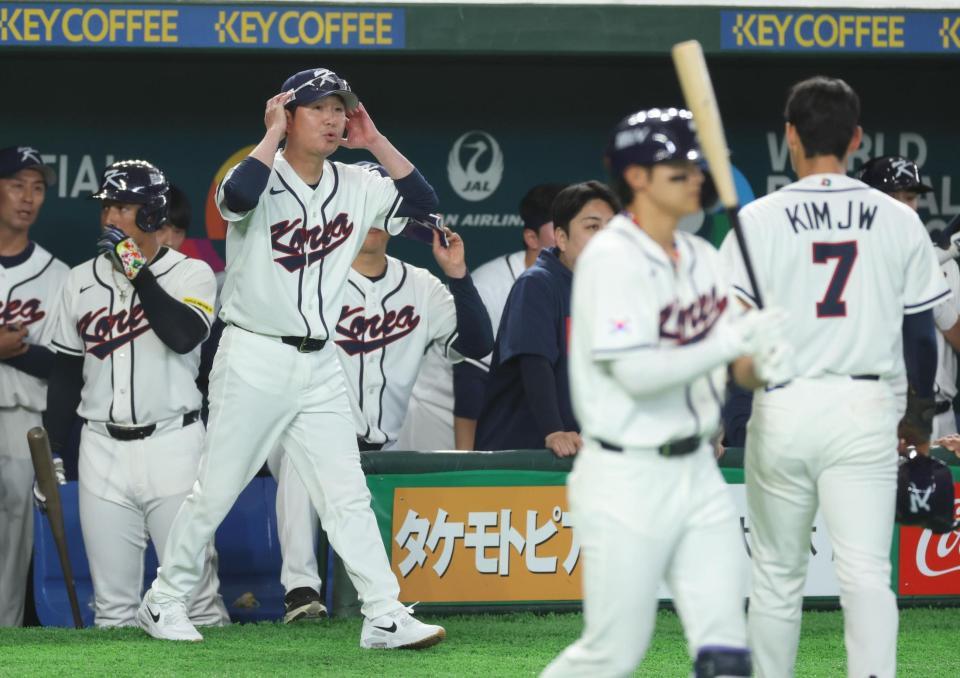 延長１０回、韓国・金周元の本塁アウトにビデオ判定を要求する（撮影・金田祐二）