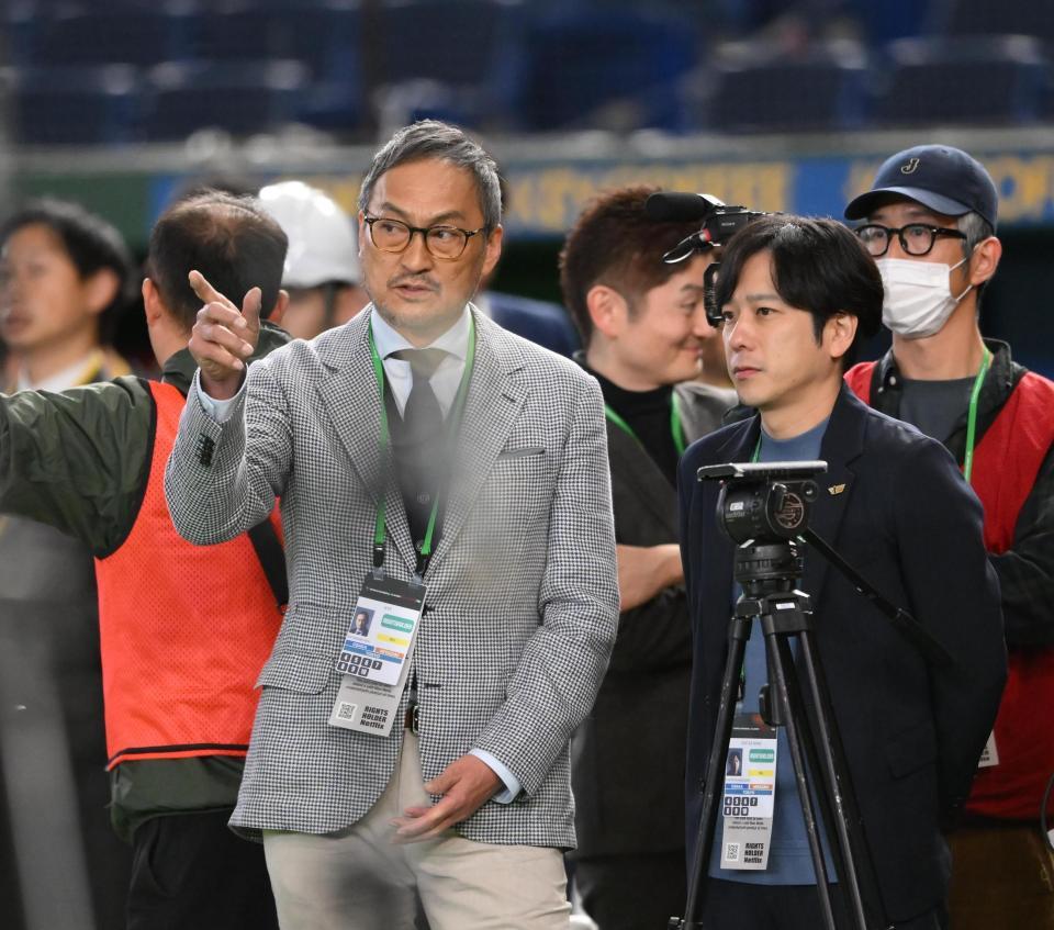 練習を見つめる渡辺謙（左）と二宮和也（撮影・堀内翔）