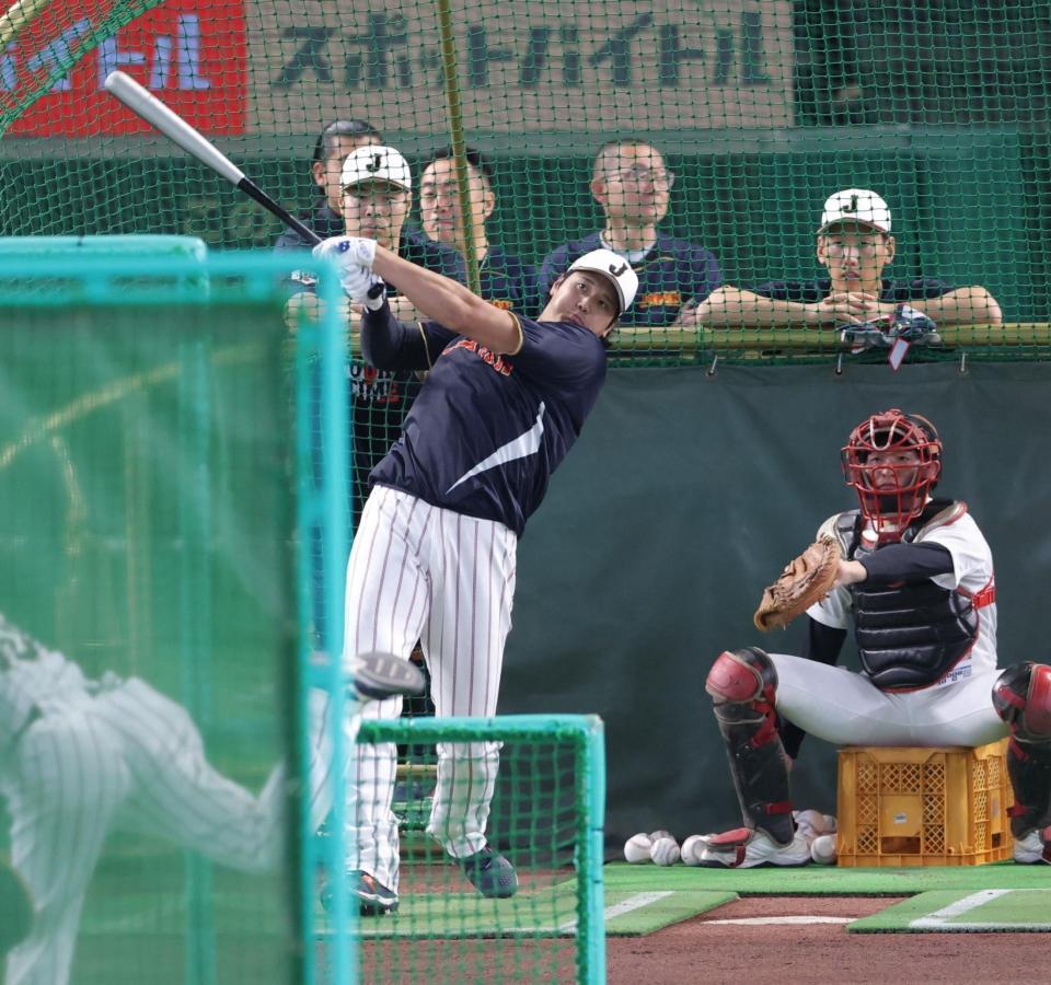 豪快にフリー打撃を行う大谷（撮影・西岡正）