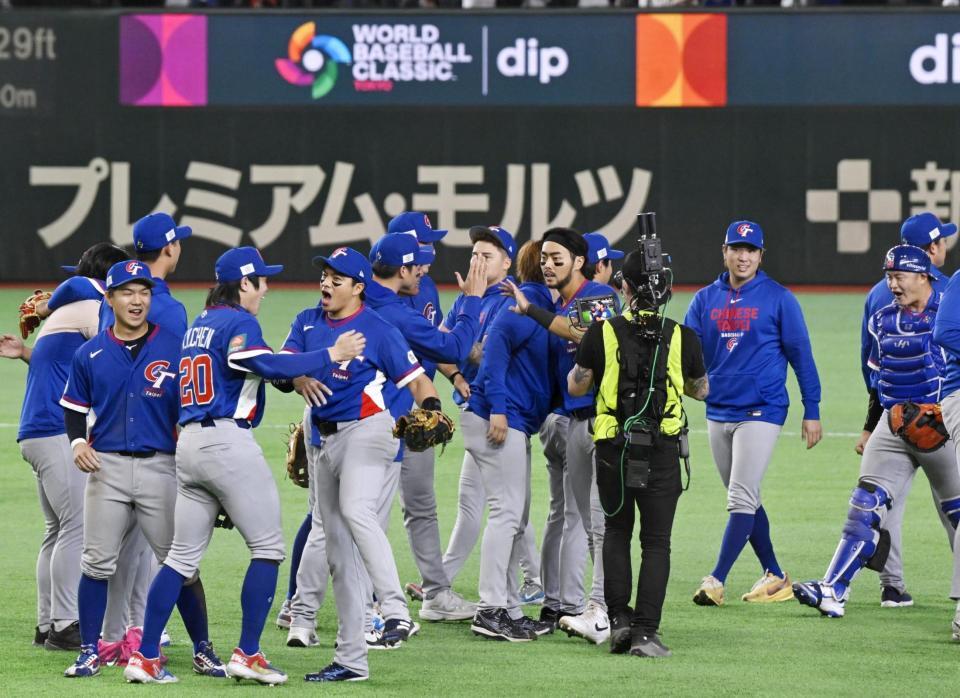 　延長10回タイブレークの末に韓国に勝利し、喜ぶ台湾の選手たち