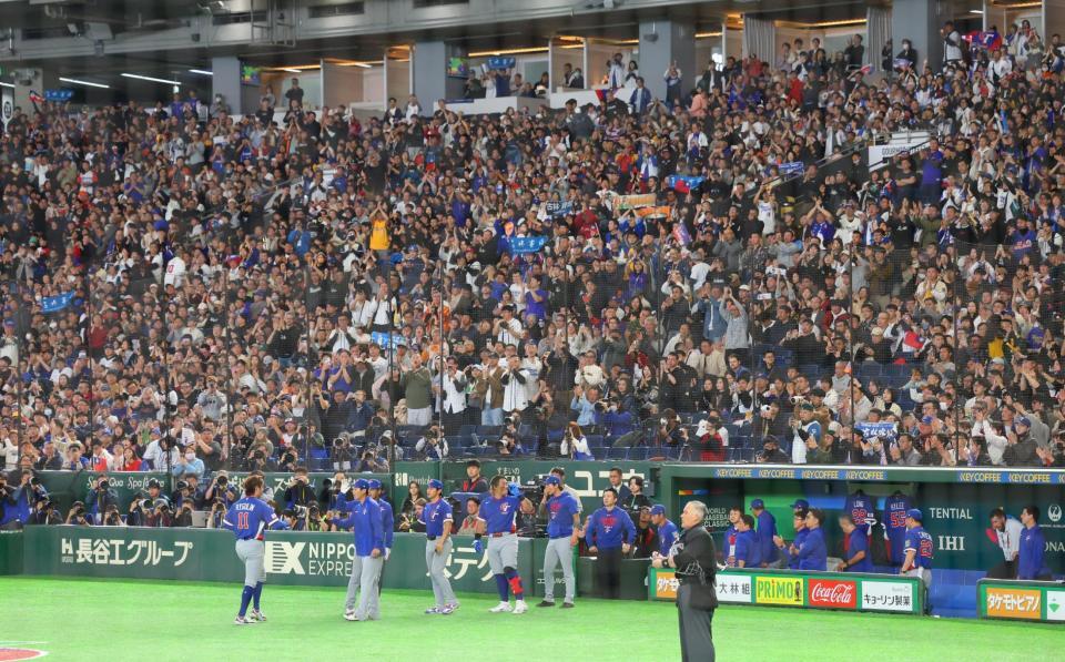 台湾の古林睿煬の熱投に盛り上がる台湾ファン（撮影・金田祐二）