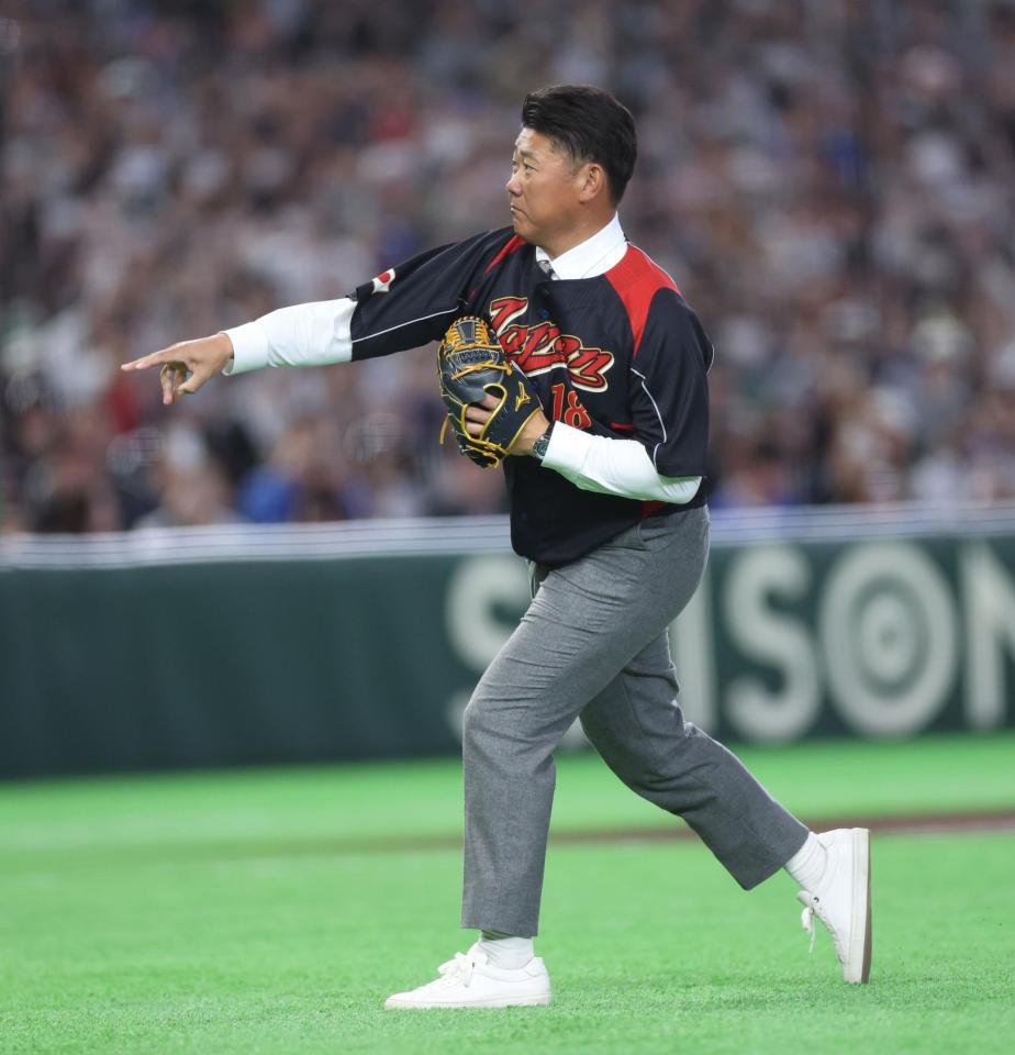 始球式で投げる松坂大輔氏（撮影・伊藤笙子）