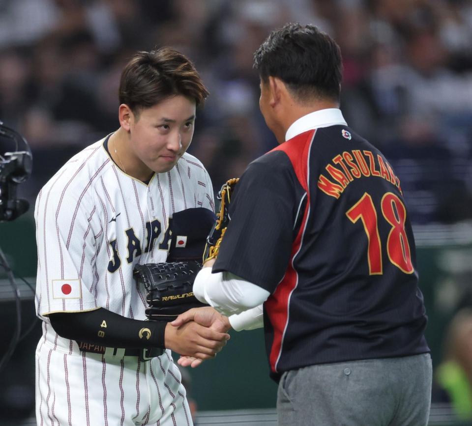 始球式で捕手役を務め、松坂大輔氏（右）と握手をする藤平（撮影・伊藤笙子）