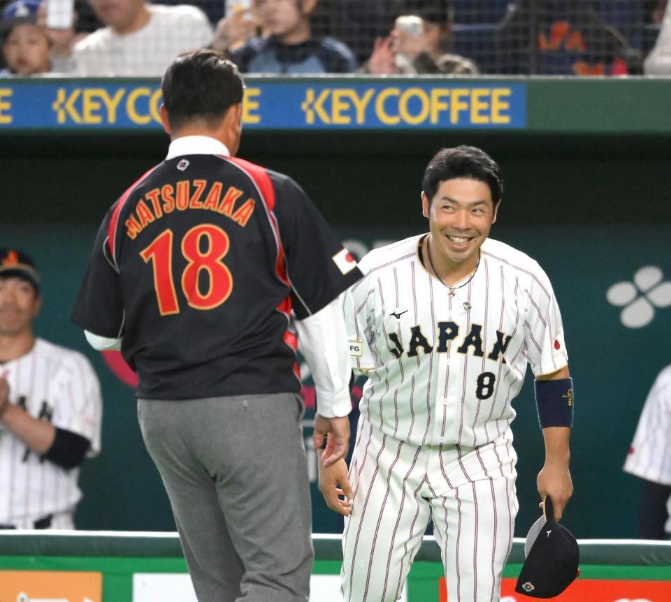 始球式を終えた松坂大輔氏（左）にあつさるする近藤（撮影・堀内翔）