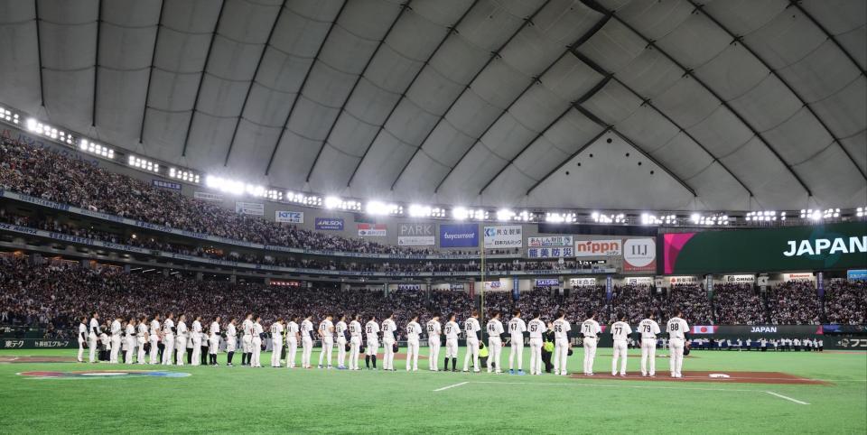 国歌斉唱する日本代表ナイン