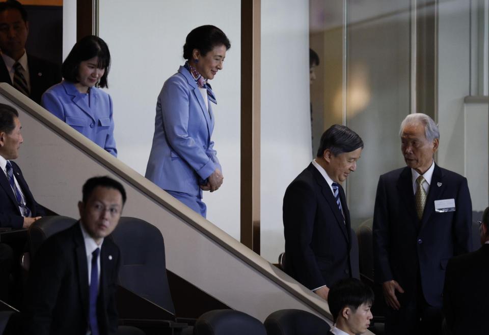 　ＷＢＣの観戦に臨まれる天皇、皇后両陛下と愛子さま。右端はＮＰＢの榊原定征コミッショナー（代表撮影）