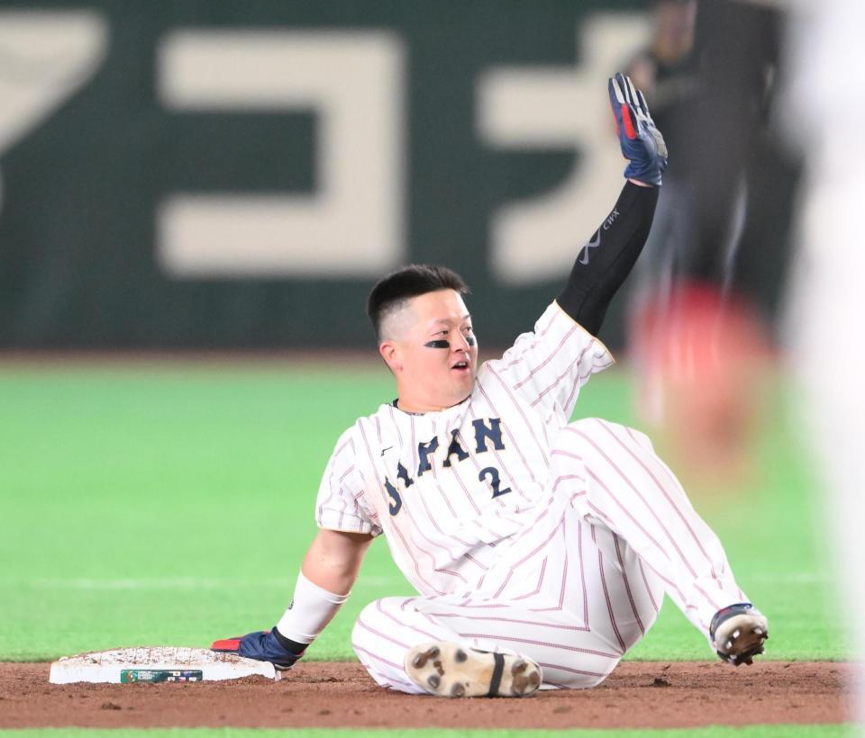 ４回、けん制球でタッチアウトになる二走の牧（撮影・堀内翔）