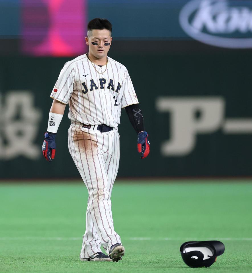 ４回、大谷の打席で飛び出してしまい、けん制で刺された牧（撮影・伊藤笙子）