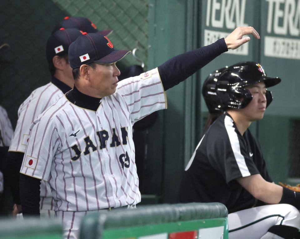 ４回、牧のけん制死をめぐるリクエストを要求しようとする井端監督（撮影・伊藤笙子）