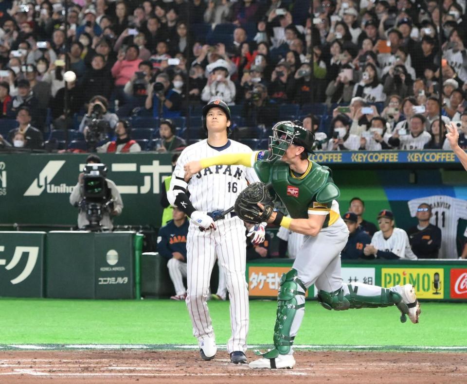 ４回、捕手のパーキンスが好送球で二走の牧をタッチアウトにする。チェンジとなり悔しがる大谷（撮影・堀内翔）