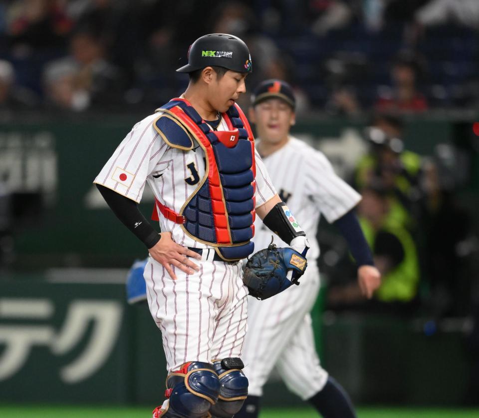 ６回、オーストラリアに先制を許して肩を落とす若月。後方は隅田（撮影・堀内翔）