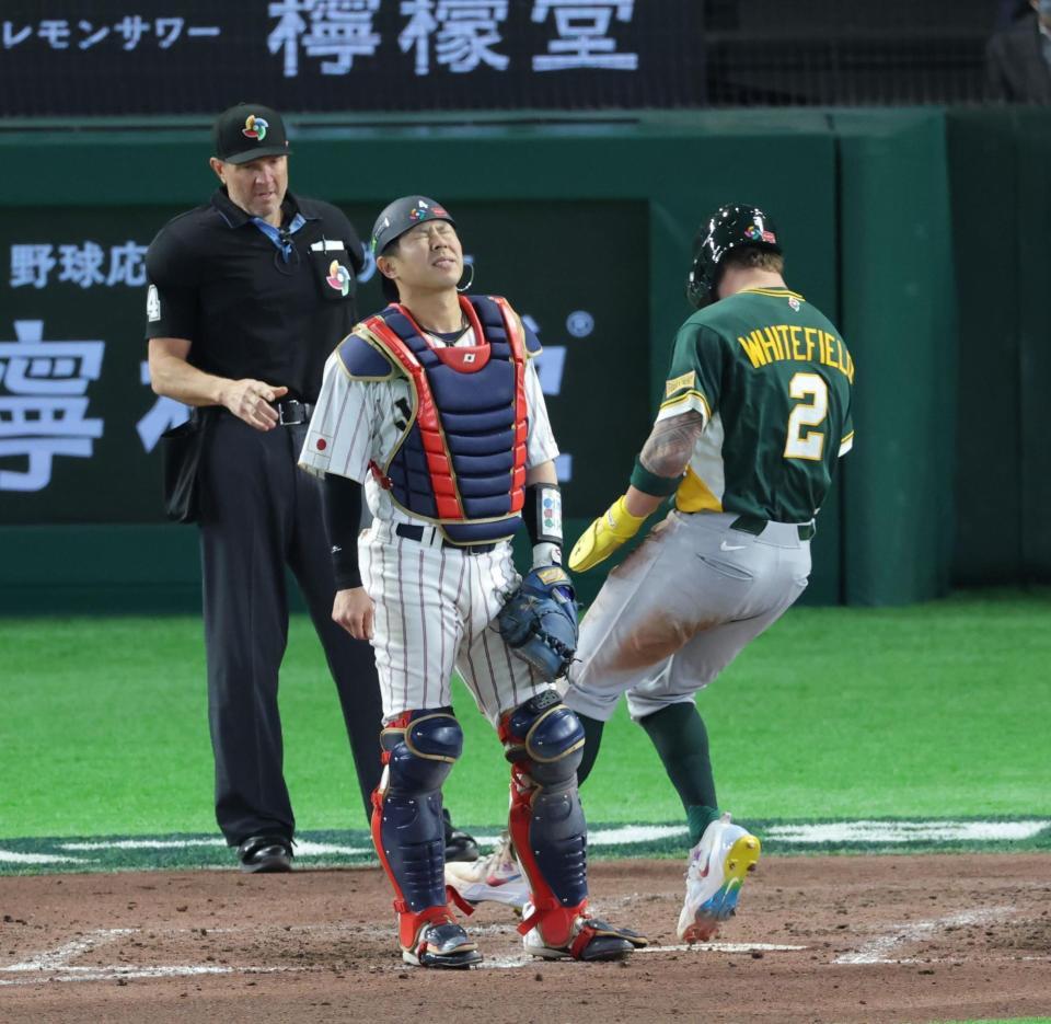 ６回、送球エラーで失点し、呆然とする若月（撮影・西岡正）