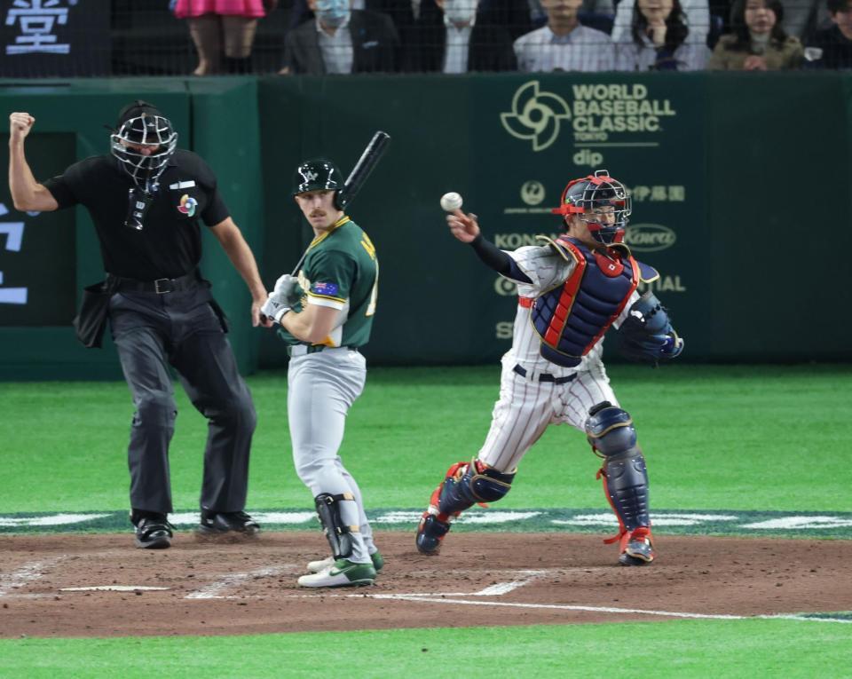 ６回、打者・ホールの時、三塁に送球もエラーとなり、オーストラリアに先制を許した若月（撮影・西岡正）