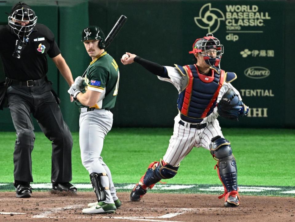 ６回、打者Ａ・ホールのとき、盗塁阻止を狙い三塁へ送球する捕手若月。悪送球となり二走が生還する