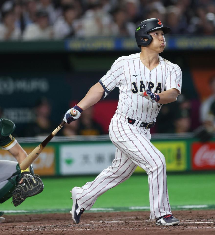 ７回、右中間へ逆転２ランを放つ吉田（撮影・伊藤笙子）