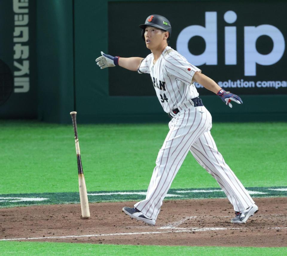 ７回、右中間に２ランを放つ吉田（撮影・西岡正