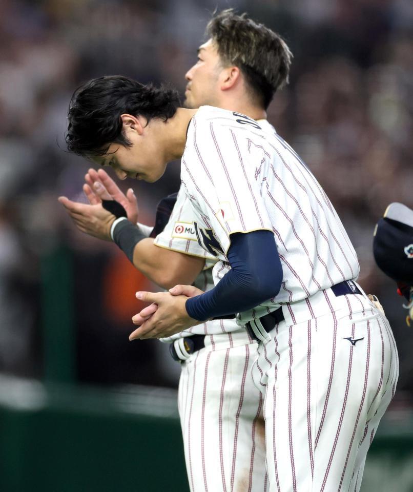 天皇ご一家がご退場され、一礼する大谷（撮影・伊藤笙子）