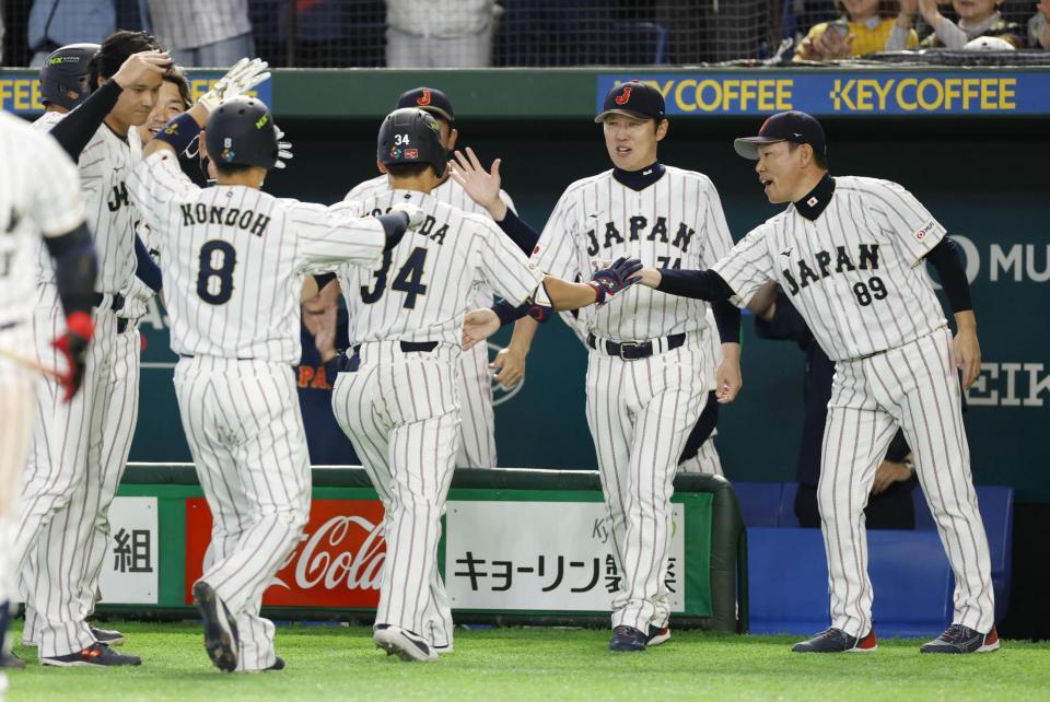 　ＷＢＣオーストラリア戦の７回、逆転２ランを放った吉田（34）をベンチで迎える井端弘和監督（右端）ら