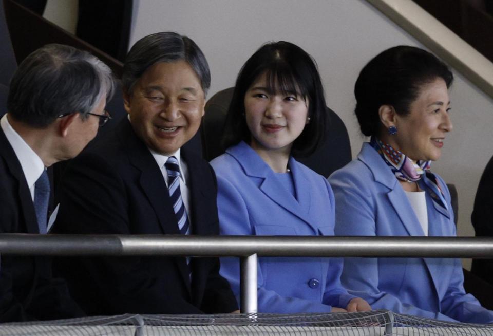 　ＷＢＣの観戦に臨まれる天皇、皇后両陛下と愛子さま＝８日午後６時３４分、東京ドーム（代表撮影）