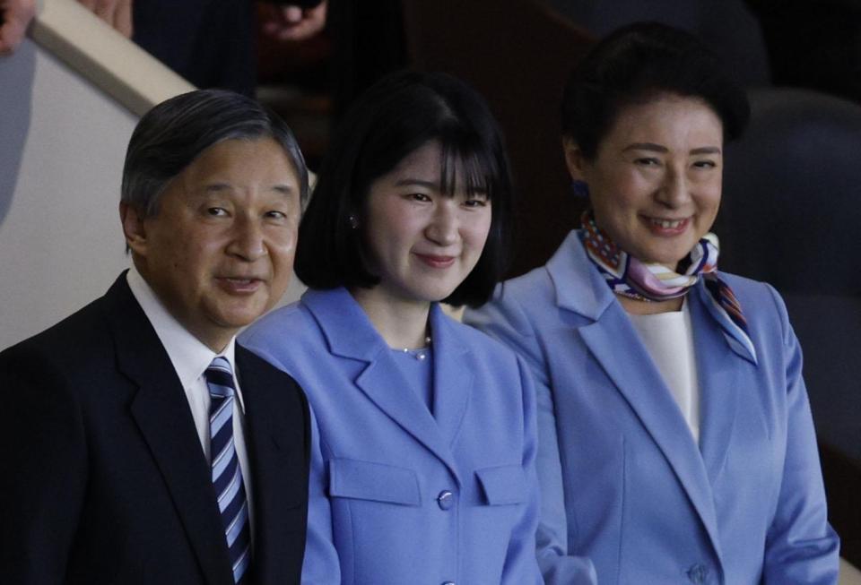 　ＷＢＣの観戦に臨まれる天皇、皇后両陛下と愛子さま＝８日午後６時３４分、東京ドーム（代表撮影）