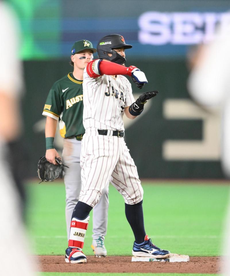 ８回、適時二塁打を放ち、お茶たてポーズを披露する代打の佐藤輝（撮影・堀内翔）