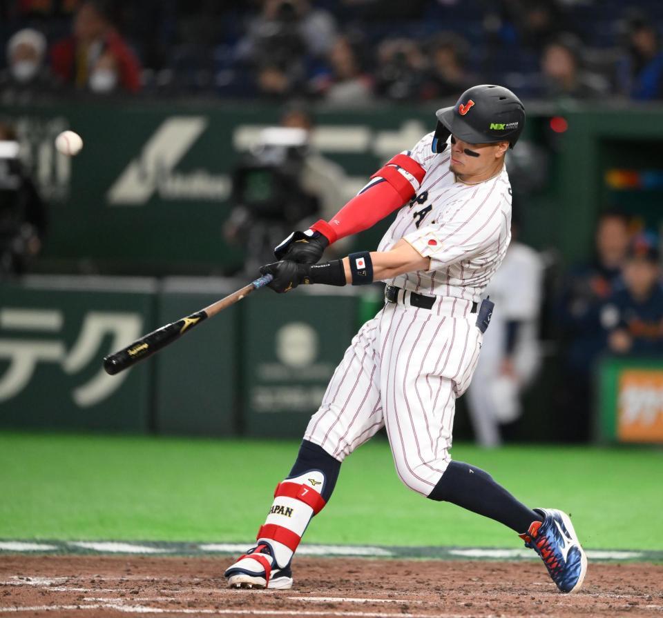 ８回、代打の阪神・佐藤輝が適時二塁打を放つ（撮影・堀内翔）