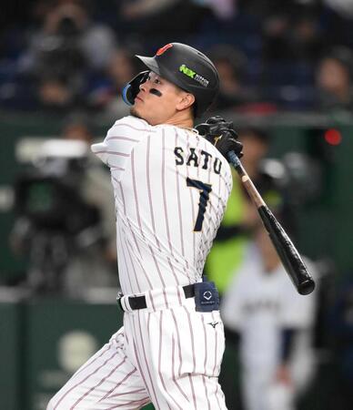 　８回、代打の佐藤輝が適時二塁打を放つ（撮影・堀内翔）