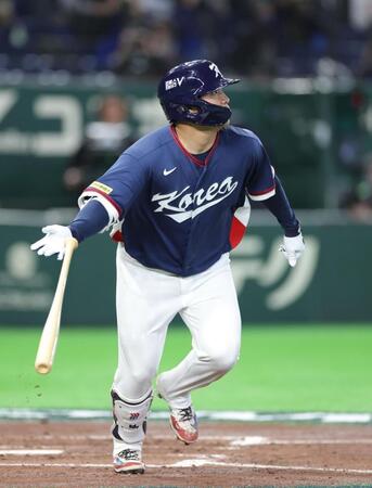 ３回、適時二塁打を放つ韓国・文保景（撮影・西岡正）