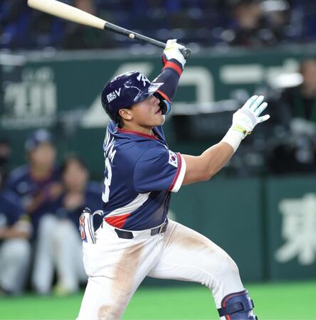 ９回、犠飛を放つ韓国・安賢民（撮影・西岡正）