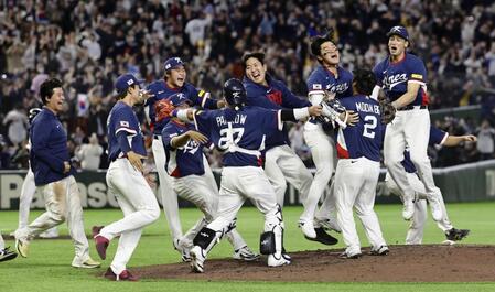 　オーストラリアに勝利し、喜ぶ韓国の選手たち。１次リーグＣ組２位での準々決勝進出を決めた