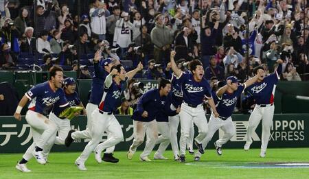 　オーストラリアに勝利し、喜ぶ韓国の選手たち。１次リーグＣ組２位での準々決勝進出を決めた