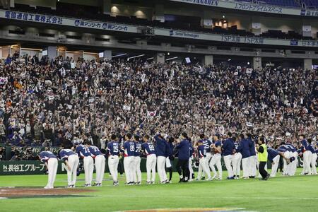 　オーストラリアに勝利し、スタンドにあいさつする韓国の選手たち