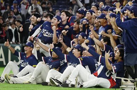 　オーストラリアに勝利し、笑顔で記念撮影する韓国の選手たち