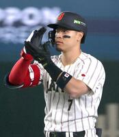 　８回、レフトへ適時二塁打を放ち、お茶を飲み干すポーズをする佐藤輝（撮影・伊藤笙子）