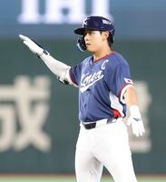３回、右中間に適時二塁打を放ち、飛行機ポーズの韓国・李政厚（撮影・西岡正
