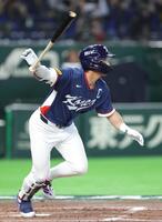 ３回、右中間に適時二塁打を放つ韓国・李政厚（撮影・西岡正）