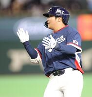 ５回、適時打を放ち、手をたたく韓国・文保景（撮影・西岡正）