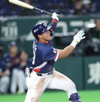 ９回、犠飛を放つ韓国・安賢民（撮影・西岡正）