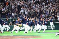 １次リーグを突破し、ベンチを飛び出す韓国ナイン（撮影・西岡正）