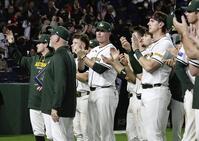 　韓国に敗れ、スタンドにあいさつするオーストラリアの選手ら